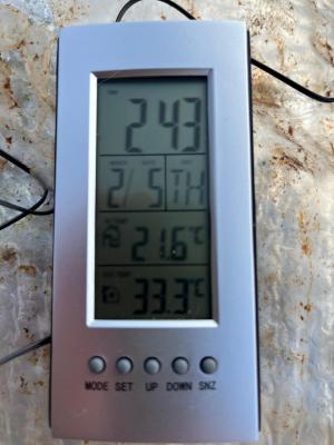 Thermomètre avec sonde introduite par le trou du nourrisseur